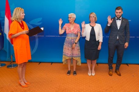 Die erste Schöffin Chantal Kauffmann (CSV), Bürgermeisterin Carole Weigel (CSV) und der zweite Schöffe Amel Cosic (DP) bei ihrer Vereidigung (v.l.n.r.)