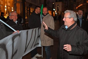 Marathonsitzung / Schöne Bescherung: Parlament verlängert Sonntagsarbeit, Ladenöffnungszeiten und Renteneintrittsalter