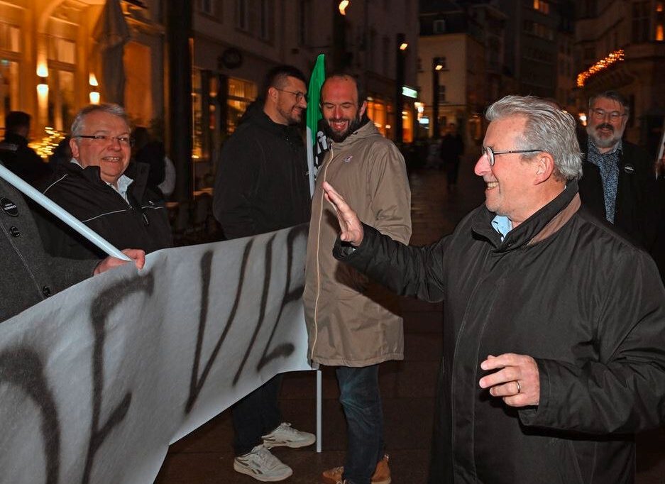 Marathonsitzung / Schöne Bescherung: Parlament verlängert Sonntagsarbeit, Ladenöffnungszeiten und Renteneintrittsalter