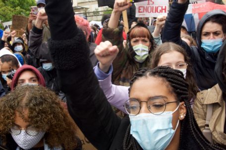 Im Zuge der weltweiten Proteste der Black-Lives-Matter-Bewegung kam es auch hierzulande &ndash; inmitten der COVID-Pandemie &ndash; 2020 zu einer gro&szlig;en Demonstration