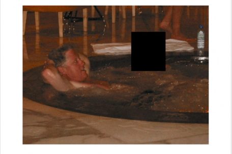 Dieses Foto, das vom US-Justizministerium am 19. Dezember 2025 zur Verfügung gestellt wurde, zeigt ein undatiertes Bild des ehemaligen US-Präsidenten Bill Clinton in einem Whirlpool an einem unbekannten Ort