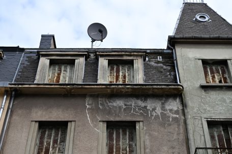 Lose Schieferplatten riskieren, vom Dach auf den B&uuml;rgersteig zu fallen, Feuchtigkeit ist ein anderes Problem