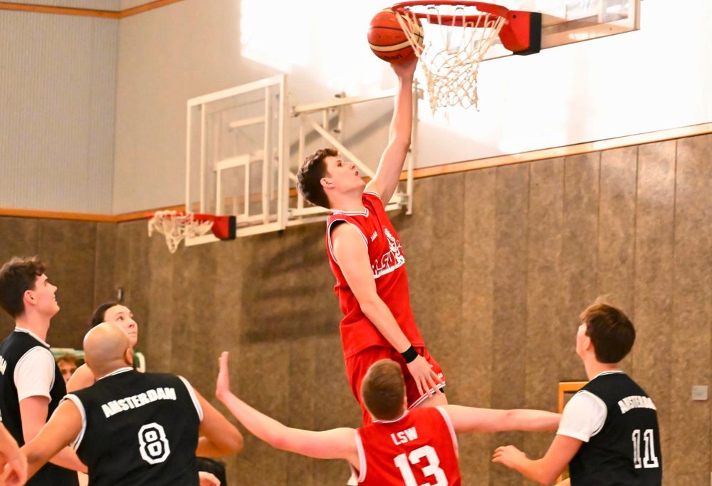 Tournoi de Noël 2025 / Studenten aus Köln und Wien jubeln am ersten Turniertag