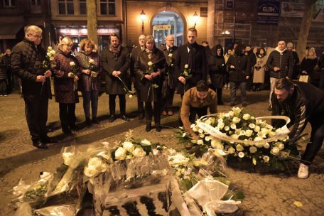 Mehrere Politiker legen nach Emrans Tod Blumen an der Ungl&uuml;cksstelle nieder