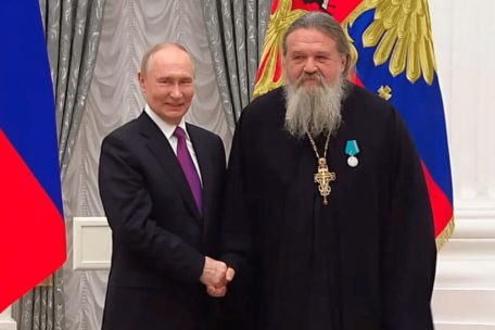 Der leitende Priester des St.-Elisabeth-Klosters, Andrej Lemeschonok, mit Russlands Pr&auml;sident Wladimir Putin, Oktober 2025