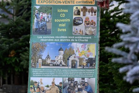 Angeblich kommen die Einnahmen des Standes Waisen und Alkoholkranken zugute