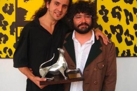 Yilmaz Arslan et Donato Rotunno (à g.) avec le „Léopard d‘argent“ du Festival de Locarno 2005&nbsp;