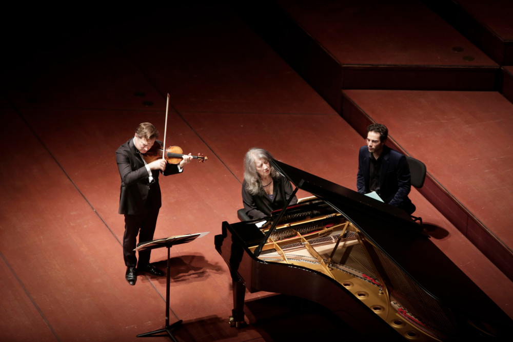 Alain spannt den Bogen / Martha Argerich kehrt zusammen mit Renaud Capuçon in die Phiharmonie zurück