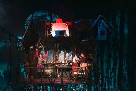 Das aufwendige B&uuml;hnenbild von Anouk Schiltz regt zum Tr&auml;umen an