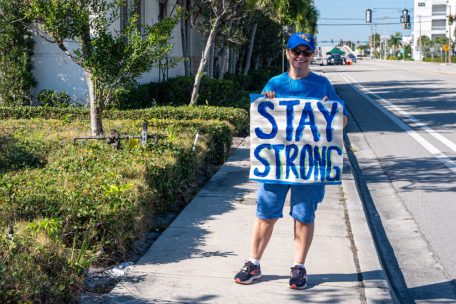 Karen Blake aus Fort Lauderdale zeigt ein Schild bei der &bdquo;Kundgebung zur Unterst&uuml;tzung der Ukraine&ldquo;
