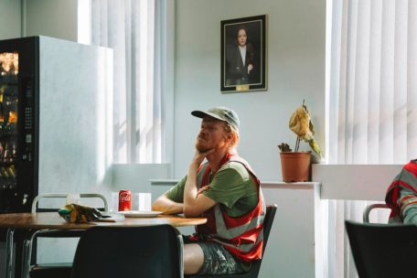 Oben und unten: Paketepacker Jesse Plemons unter dem Bild von CEO Emma Stone