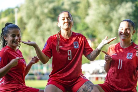 Die Fu&szlig;ballnationalspielerinnen Charlotte Schmit, Amy Thompson und Caroline Jorge (v.l.n.r.) brannten in der Nations League ein Feuerwerk ab