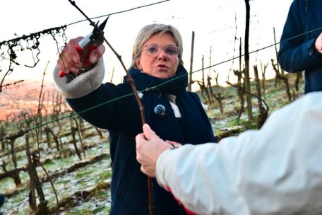 Hat uns beim R&uuml;ckschnitt der Reben unterst&uuml;tzt: Landwirtschaftsministerin Martine Hansen