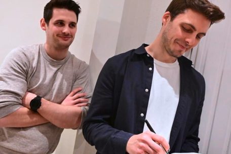 C&eacute;dric f&uuml;hlt sich scheinbar beobachtet beim Aufschreiben