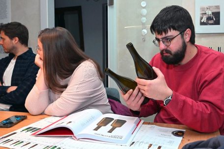 Louis Elsen begutachtet die Flaschen und denkt bereits an die Etiketten