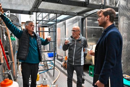 Wer braucht schon Flaschen? C&eacute;dric und unser freier Mitarbeiter Herbert Becker bekamen gleich eine Probe aus dem Fass von Winzer Laurent Kox.