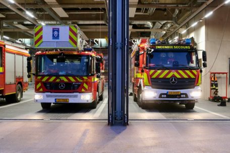 Zwei startbereite Tanklöschfahrzeuge und eine Drehleiter im Löschzug-Bereitschaftsmodus bei Feuerwehr-Einsatz