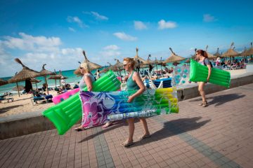 Spaniens Urlaubsrekord / Fast 100 Millionen Touristen: 2026 soll trotz Protesten die Schallmauer durchbrochen werden