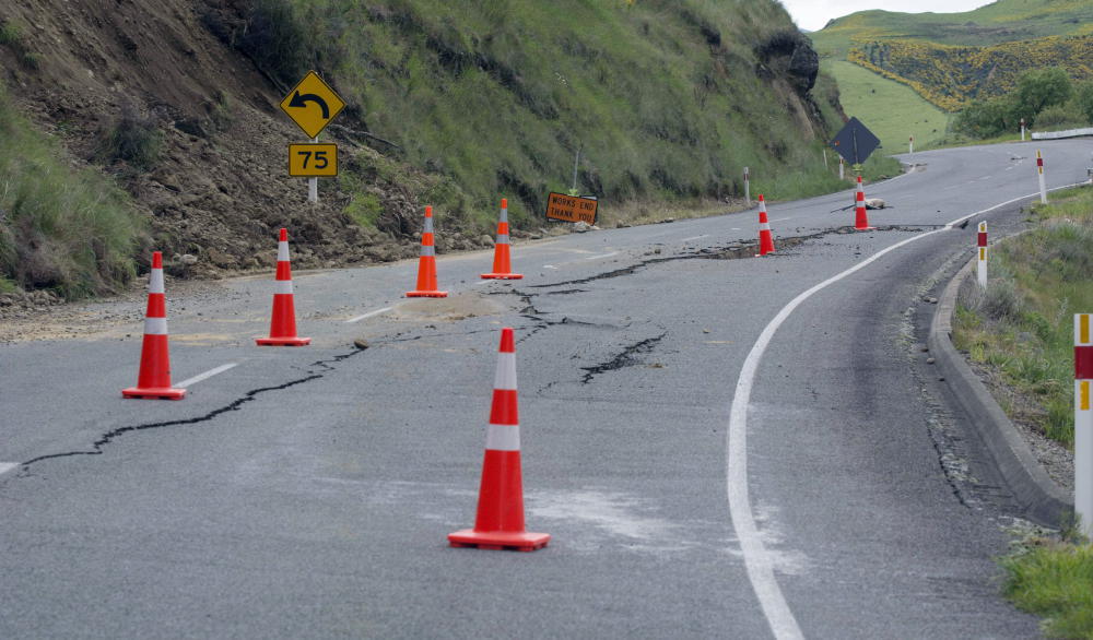 Straßen nach Erdbeben verschüttet