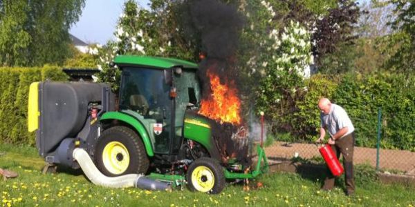 Traktor geht in Flammen auf
