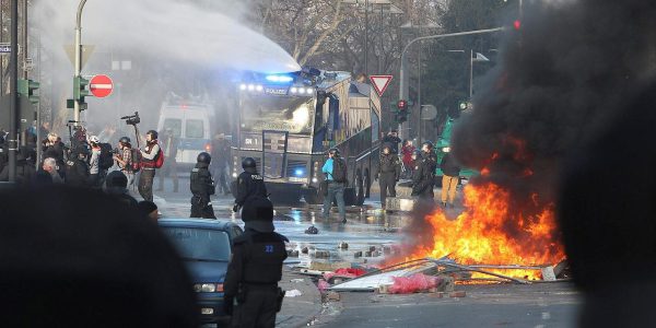 Tränengas und Wasserwerfer bei Blockupy-Demo