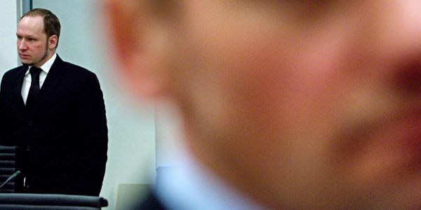 Breivik-Prozess: Mann will sich anzünden