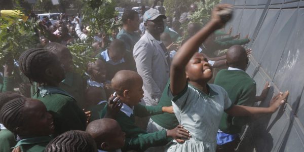 Tränen-Gas bei Schüler-Demo in Kenia
