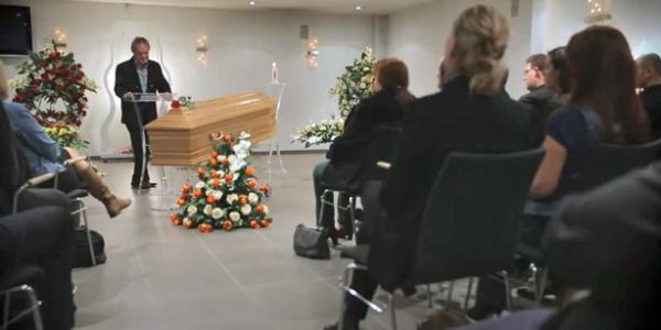 Zeugen ihrer eigenen Beerdigung