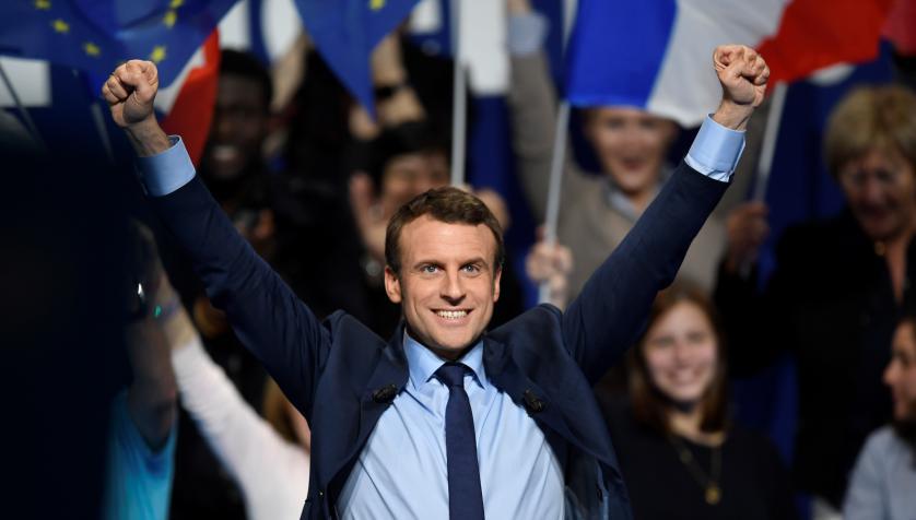 Letzte Umfrage: Macron und Fillon schlagen Le Pen