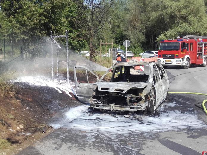 Auto brennt am Baggerweiher aus