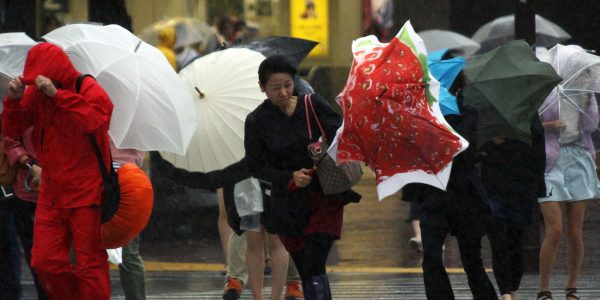 Heftiger Taifun fegt über Japan hinweg