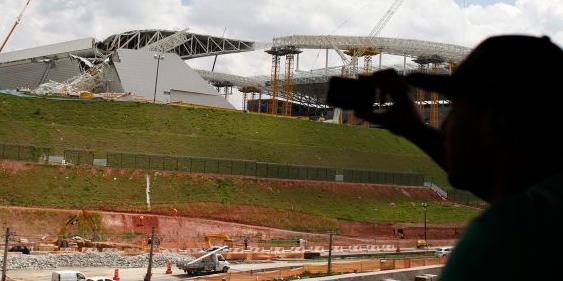 Kran stürzt auf WM-Stadion – drei Tote