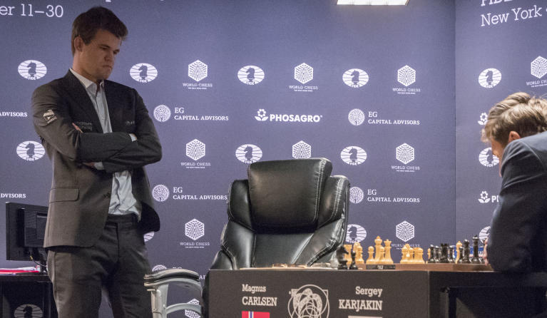 Carlsen lässt erste Chance ungenutzt