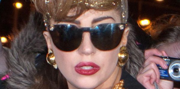 Gaga wegen „Waffen-BH“ unter Beschuss