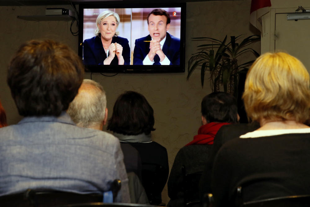 Macron und Le Pen liefern sich harten Kampf