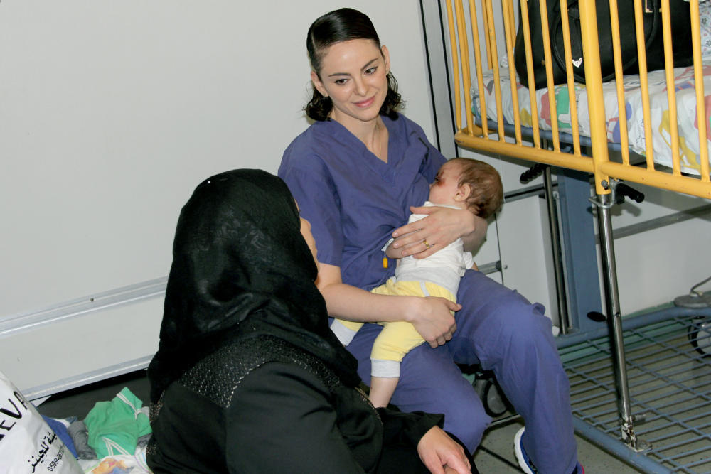 Jüdische Krankenschwester stillt Baby von verletzter Palästinenserin