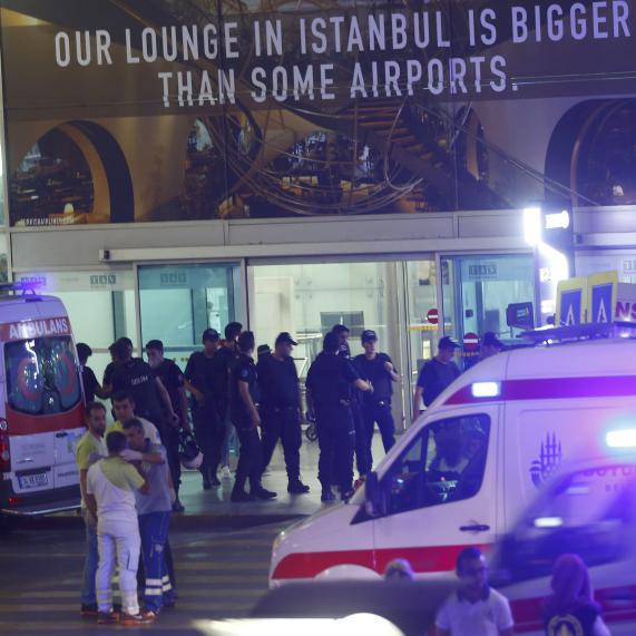 Mindestens  28 Tote bei Anschlag auf Flughafen
