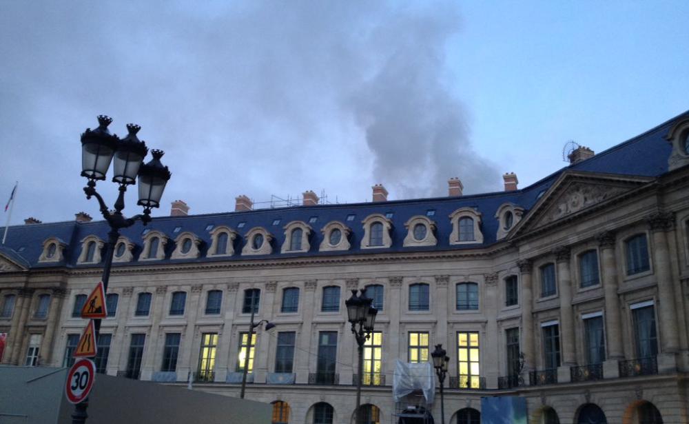 Ritz auf der Place Vendôme in Flammen