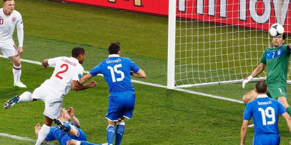 Italien besiegt England mit 4:2