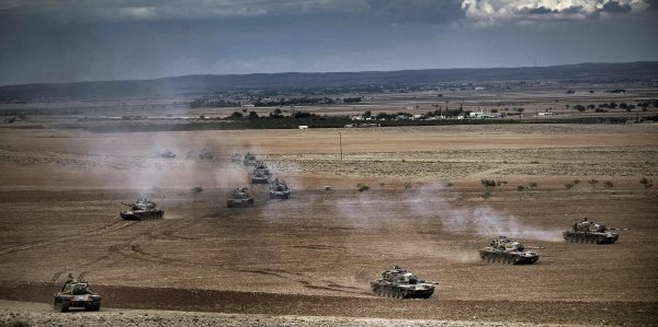 Panzer an der syrischen Grenze in Stellung