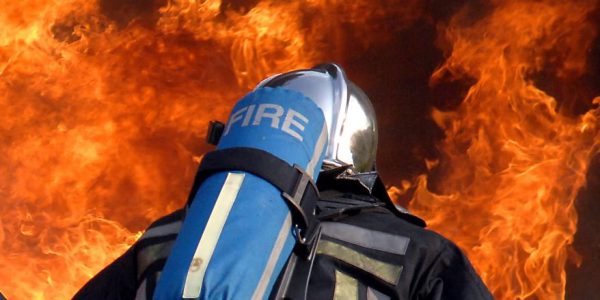 Halle in Esch gerät in Brand