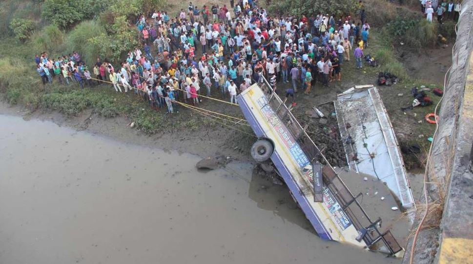 Dutzende Tote bei Busunglück in Indien