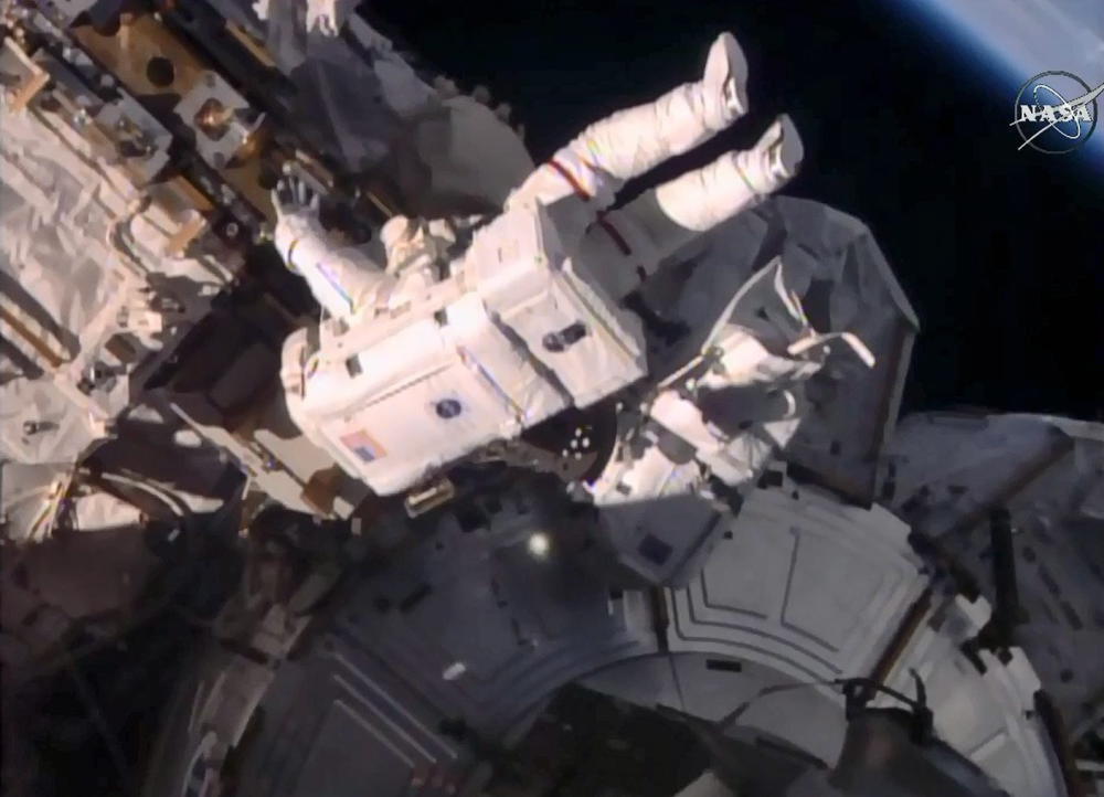 US-Astronauten montieren an ISS neue Andockstation