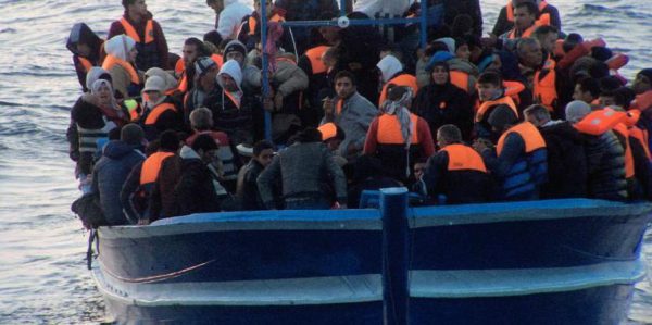 Italiens Marine nimmt 1000 Migranten auf