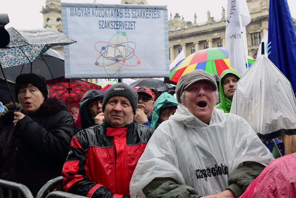 Tausende Ungarn protestieren gegen Bildungsreform