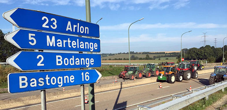 Belgische Bauern blockieren E411