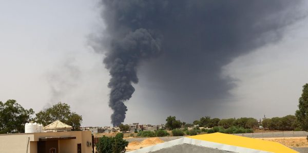 Brennender Treibstofftank bedroht Tripolis