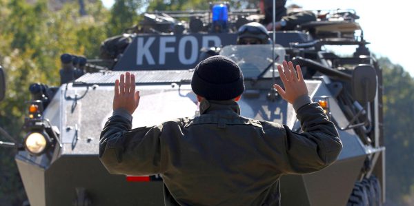 NATO-Truppe wird in Kosovo vorgeführt