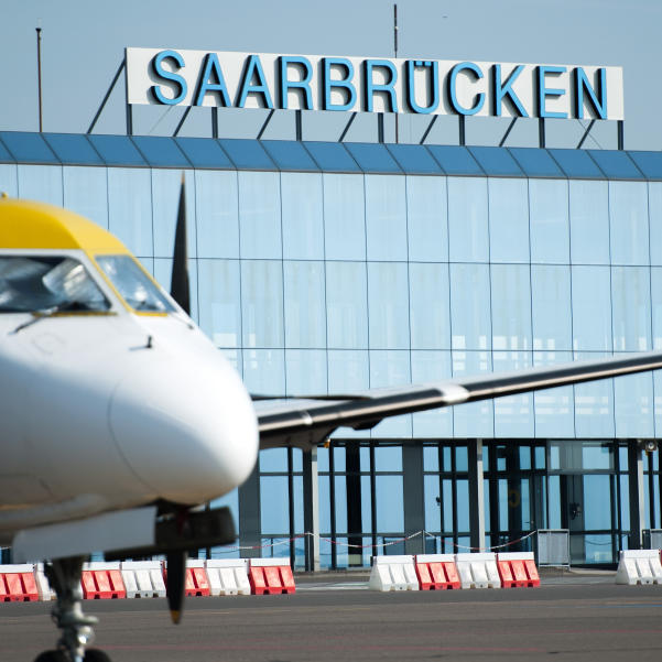 Kleinflugzeug stürzt über Flughafen Saarbrücken ab