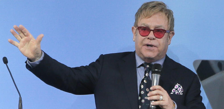 Elton John sitzt Scherzbold auf